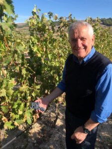 ¿Quién es el empresario del vino que propició la repatriación de varias familias argentinas?