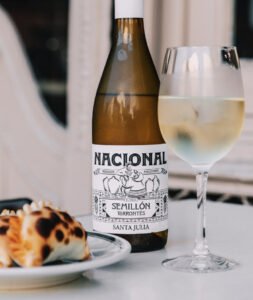 Sale a la cancha Nacional de Santa Julia, un vino en honor a las variedades emblemáticas de Argentina