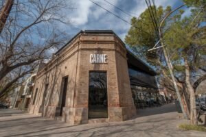Fin del take away: CARNE puso mesas para el público y prepara más novedades