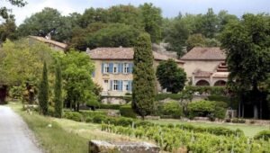 Grupo dueño de Achával Ferrer compra 50% de la bodega de Angelina Jolie y Brad Pitt en Provénce