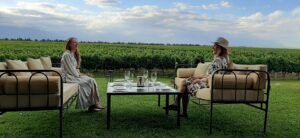 Primer atardecer 2022 en Bodega Andeluna con el Bus Vitivinícola