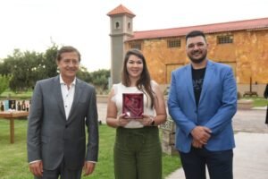 El gobernador de Mendoza, Rodolfo Suárez, entregó una distinción a Olivícola Laur por ser la número 1 del mundo