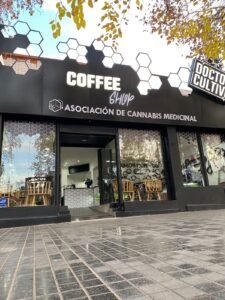 Abren un coffee shop en la Arístides donde se puede consumir cannabis