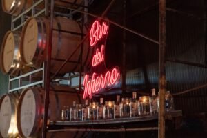 Una bodega ofrece la experiencia de beber vino en el «bar del infierno»