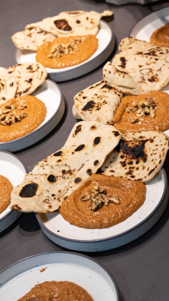 Muhammara acompañado con pan pita by María Urrutigoity
