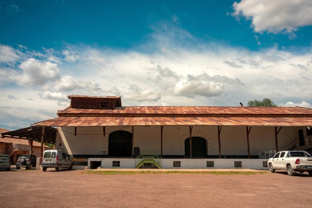 Iserá: una bodega de 1904 será el corazón de la destilación en Mendoza