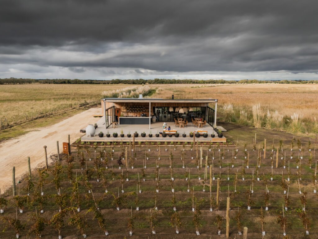 ¿Vino y mar en la llanura? Bodega Gamboa rompe los moldes con «Atlántica», su nuevo restaurante en General Madariaga