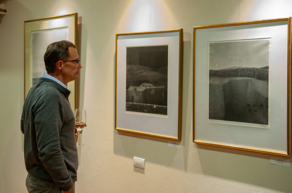 Arte, vino y trazos que desafían la realidad: VASH abre en La Vacherie con una hipnótica muestra